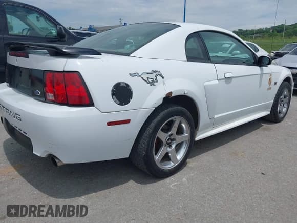 ✅ 2001 Ford Mustang GT Deluxe • VIN: 1FAFP42X01F121624 • Лот: 42365210. Опубликован ранее на IAAI с пробегом 199 088 миль. Бесплатный доступ к архиву аукционных продаж из США и подробный отчёт об истории автомобиля на DreamBid. Изображение 4.