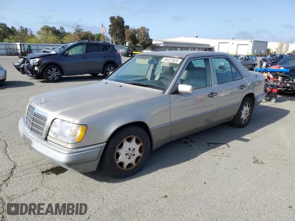 ✅ 1994 Mercedes-Benz E 320 • VIN: WDBEA32E2RC119398 • Лот: 54427825. Опубликован ранее на Copart с пробегом 277 850 миль. Бесплатный доступ к архиву аукционных продаж из США и подробный отчёт об истории автомобиля на DreamBid. Изображение 1.
