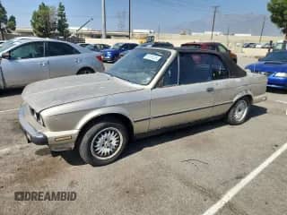 1989 BMW 3 Series z VIN WBABB1302KEC00680, wystawiony jako Copart lot #85589335 z przebiegiem Nie podano mil oraz Czysty tytuł • Clean title. Historia ofert i sprzedaży dostępna na DreamBid. Obrazek 1.