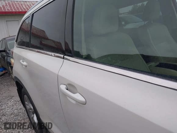 ✅ 2015 Toyota Highlander Limited • VIN: 5TDYKRFH0FS050837 • Lot: 42602645. Listed on IAAI with 121,742 mi. Free auction sales archive from the USA and detailed vehicle history report at DreamBid. Image 18.