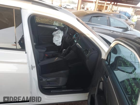 ✅ 2024 Volkswagen Tiguan SE R-Line Black • VIN: 3VVCB7AX6RM058234 • Lot: 43672852. Wystawiony na IAAI z przebiegiem 4 705 mil. Bezpłatny archiwum sprzedaży aukcyjnych z USA i szczegółowy raport historii pojazdu na DreamBid. Zdjęcie 5.