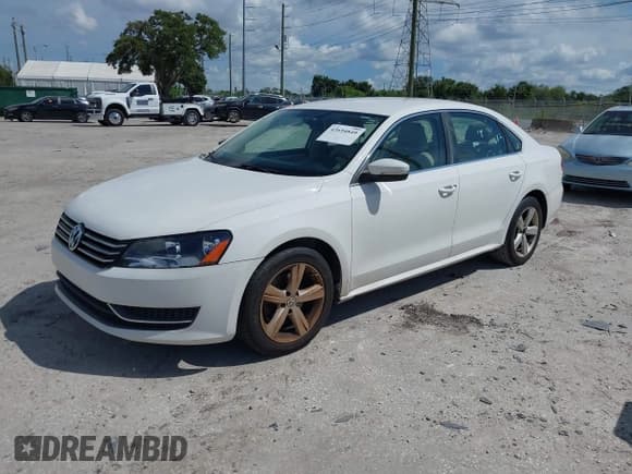 ✅ 2013 Volkswagen Passat SE • VIN: 1VWBH7A32DC018746 • Лот: 42694849. Опубликован ранее на IAAI с пробегом 172 814 миль. Бесплатный доступ к архиву аукционных продаж из США и подробный отчёт об истории автомобиля на DreamBid. Изображение 2.