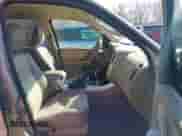 2005 Mercury Mariner Luxury z VIN 4M2YU56125DJ05993, wystawiony jako IAAI lot #41745773 z przebiegiem 265 895 mil mil oraz . Historia ofert i sprzedaży dostępna na DreamBid. Obrazek 5.