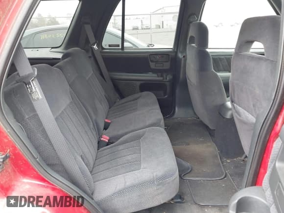 ✅ 1997 Chevrolet Blazer LS • VIN: 1GNDT13W4VK128582 • Lot: 41796941. Wystawiony na IAAI z przebiegiem 93 433 mil. Bezpłatny archiwum sprzedaży aukcyjnych z USA i szczegółowy raport historii pojazdu na DreamBid. Zdjęcie 8.