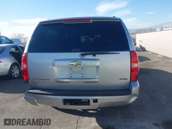 ✅ 2010 Chevrolet Suburban LS • VIN: 1GNUCHE02AR204383 • Lot: 41891591. Listed on IAAI with 177,584 mi. Free auction sales archive from the USA and detailed vehicle history report at DreamBid. Image 16.