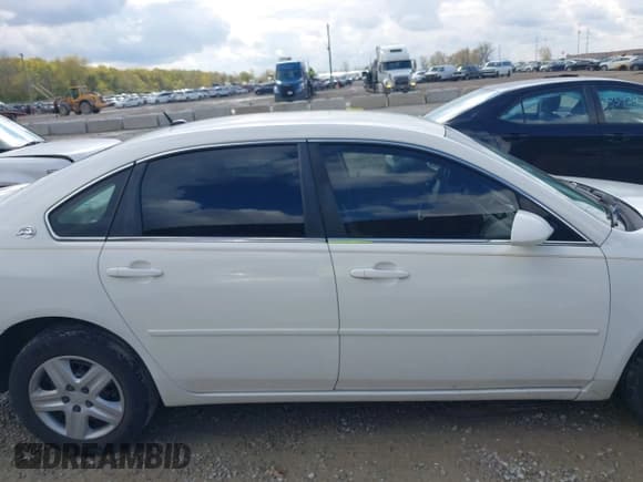 ✅ 2006 Chevrolet Impala LS • VIN: 2G1WB58KX69213889 • Lot: 43585834. Wystawiony na IAAI z przebiegiem 182 083 mil. Bezpłatny archiwum sprzedaży aukcyjnych z USA i szczegółowy raport historii pojazdu na DreamBid. Zdjęcie 13.