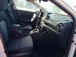 2021 Hyundai Kona SEL z VIN KM8K22AA1MU630352, wystawiony jako Copart lot #63187892 z przebiegiem Nie podano mil oraz . Historia ofert i sprzedaży dostępna na DreamBid. Obrazek 5.