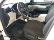 ✅ 2022 Hyundai Tucson SE • VIN: 5NMJACAE4NH099507 • Lot: 68392862. Wystawiony na Copart z przebiegiem 6 963 mil. Bezpłatny archiwum sprzedaży aukcyjnych z USA i szczegółowy raport historii pojazdu na DreamBid. Zdjęcie 7.