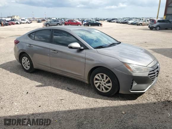 2020 Hyundai Elantra SE z VIN KMHD74LF4LU949239, wystawiony jako Copart lot #55599705 z przebiegiem 88 744 mil mil oraz Czysty tytuł • Clean title. Historia ofert i sprzedaży dostępna na DreamBid. Obrazek 4.