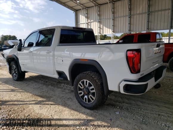 ✅ 2023 GMC Sierra 2500HD AT4 • VIN: 1GT49PEY4PF261377 • Lot: 85352395. Wystawiony na Copart z przebiegiem 40 306 mil. Bezpłatny archiwum sprzedaży aukcyjnych z USA i szczegółowy raport historii pojazdu na DreamBid. Zdjęcie 2.