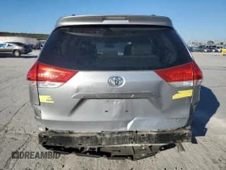 ✅ 2013 Toyota Sienna LE • VIN: 5TDKK3DC5DS323908 • Lot: 91250005. Wystawiony na Copart z przebiegiem 121 149 mil. Bezpłatny archiwum sprzedaży aukcyjnych z USA i szczegółowy raport historii pojazdu na DreamBid. Zdjęcie 6.