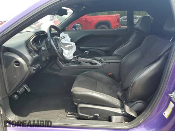 ✅ 2019 Dodge Challenger GT • VIN: 2C3CDZJG3KH571339 • Lot: 64327615. Wystawiony na Copart z przebiegiem 99 368 mil mil. Skorzystaj z bezpłatnego archiwum sprzedaży aukcyjnych z USA i zobacz szczegółowy raport historii pojazdu na DreamBid. Zdjęcie 7.