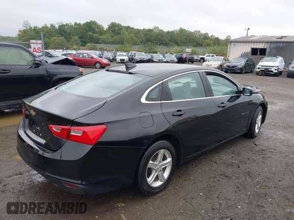 2020 Chevrolet Malibu LS z VIN 1G1ZC5ST3LF032826, wystawiony jako IAAI lot #43246092 z przebiegiem 108 502 mil mil oraz . Historia ofert i sprzedaży dostępna na DreamBid. Obrazek 4.