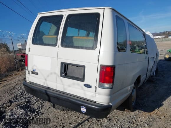 ✅ 2001 Ford Econoline Passenger XL • VIN: 1FBSS31L41HA75854 • Лот: 43516108. Опубликован ранее на IAAI с пробегом 131 749 миль. Бесплатный доступ к архиву аукционных продаж из США и подробный отчёт об истории автомобиля на DreamBid. Изображение 4.