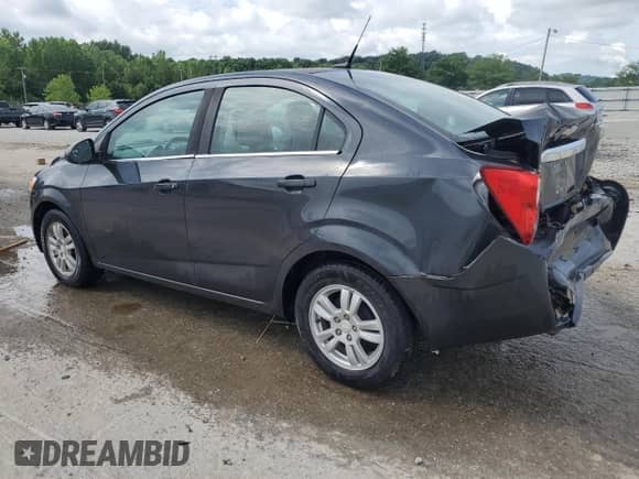 2014 Chevrolet Sonic LT z VIN 1G1JC5SHXE4200758, wystawiony jako Copart lot #65268585 z przebiegiem 136 698 mil mil oraz Nie do naprawy • Non repairable. Historia ofert i sprzedaży dostępna na DreamBid. Obrazek 2.