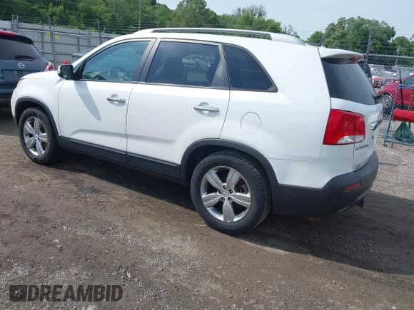 ✅ 2013 Kia Sorento EX • VIN: 5XYKU3A6XDG357204 • Lot: 42429459. Wystawiony na IAAI z przebiegiem 178 310 mil. Bezpłatny archiwum sprzedaży aukcyjnych z USA i szczegółowy raport historii pojazdu na DreamBid. Zdjęcie 3.