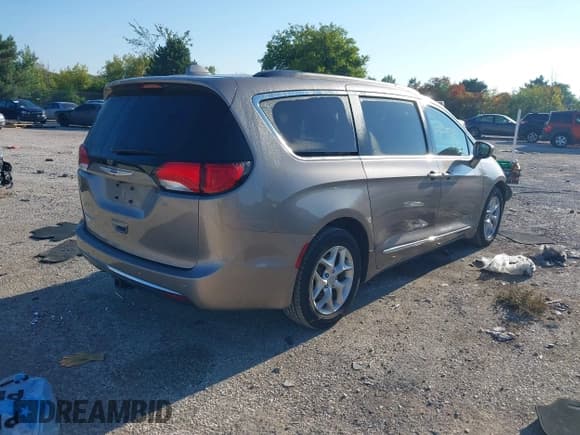 ✅ 2017 Chrysler Pacifica Touring L • VIN: 2C4RC1BG8HR788803 • Lot: 43222722. Wystawiony na IAAI z przebiegiem 49 842 mil. Bezpłatny archiwum sprzedaży aukcyjnych z USA i szczegółowy raport historii pojazdu na DreamBid. Zdjęcie 4.