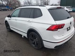 ✅ 2024 Volkswagen Tiguan SE R-Line Black • VIN: 3VV8B7AX9RM032541 • Lot: 43561533. Wystawiony na IAAI z przebiegiem 18 805 mil. Bezpłatny archiwum sprzedaży aukcyjnych z USA i szczegółowy raport historii pojazdu na DreamBid. Zdjęcie 3.
