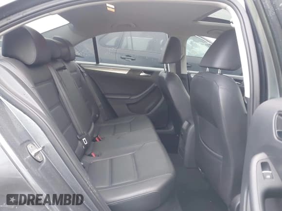 ✅ 2015 Volkswagen Jetta SE • VIN: 3VWD17AJ8FM306963 • Lot: 43744776. Wystawiony na IAAI z przebiegiem 59 710 mil. Bezpłatny archiwum sprzedaży aukcyjnych z USA i szczegółowy raport historii pojazdu na DreamBid. Zdjęcie 8.