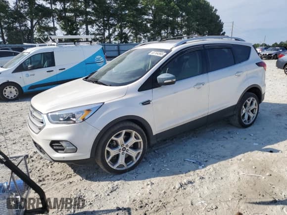 ✅ 2019 Ford Escape Titanium • VIN: 1FMCU0J92KUA87647 • Lot: 63764995. Wystawiony na Copart z przebiegiem 95 682 mil. Bezpłatny archiwum sprzedaży aukcyjnych z USA i szczegółowy raport historii pojazdu na DreamBid. Zdjęcie 1.