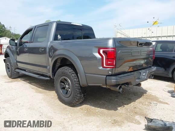 ✅ 2017 Ford F-150 Raptor • VIN: 1FTFW1RG2HFA96818 • Lot: 43215817. Wystawiony na IAAI z przebiegiem 104 638 mil. Bezpłatny archiwum sprzedaży aukcyjnych z USA i szczegółowy raport historii pojazdu na DreamBid. Zdjęcie 3.