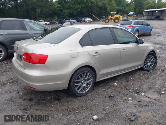 ✅ 2014 Volkswagen Jetta SE • VIN: 3VWD07AJ9EM236360 • Lot: 42913870. Listed on IAAI with 104,272 mi. Free auction sales archive from the USA and detailed vehicle history report at DreamBid. Image 4.