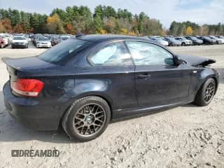 ✅ 2013 BMW 1 Series 128i • VIN: WBAUP9C57DVF46781 • Lot: 77449004. Wystawiony na Copart z przebiegiem 98 551 mil. Bezpłatny archiwum sprzedaży aukcyjnych z USA i szczegółowy raport historii pojazdu na DreamBid. Zdjęcie 3.