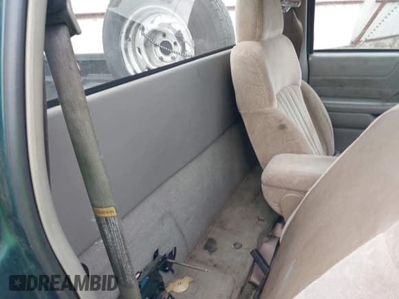 ✅ 1998 Chevrolet S-10 • VIN: 1GCCS14W8W8121476 • Lot: 43405163. Wystawiony na IAAI z przebiegiem Nie podano. Bezpłatny archiwum sprzedaży aukcyjnych z USA i szczegółowy raport historii pojazdu na DreamBid. Zdjęcie 8.