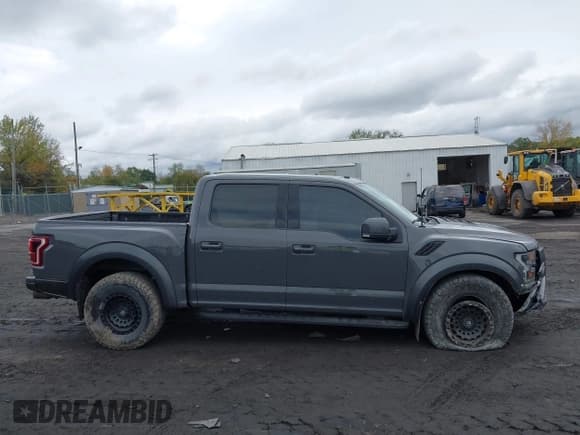 ✅ 2018 Ford F-150 Raptor • VIN: 1FTFW1RG7JFD92407 • Lot: 43445340. Wystawiony na IAAI z przebiegiem 86 234 mil. Bezpłatny archiwum sprzedaży aukcyjnych z USA i szczegółowy raport historii pojazdu na DreamBid. Zdjęcie 13.