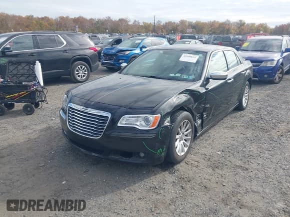 ✅ 2014 Chrysler 300 Uptown Edition • VIN: 2C3CCAAG7EH200869 • Лот: 43549692. Опубликован ранее на IAAI с пробегом 184 664 миль. Бесплатный доступ к архиву аукционных продаж из США и подробный отчёт об истории автомобиля на DreamBid. Изображение 2.