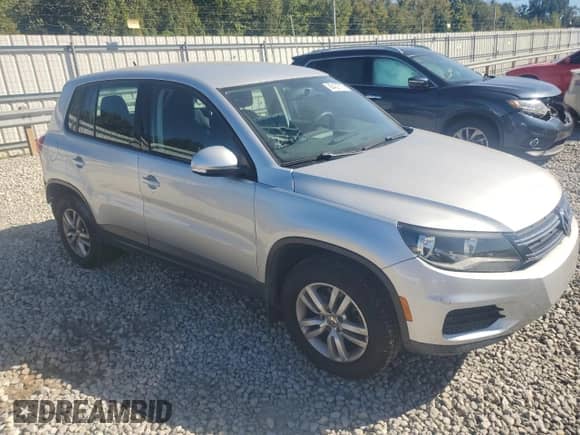 2013 Volkswagen Tiguan S z VIN WVGAV7AX8DW554282, wystawiony jako Copart lot #86422715 z przebiegiem 161 282 mil mil oraz Szkoda całkowita • Salvage title. Historia ofert i sprzedaży dostępna na DreamBid. Obrazek 4.