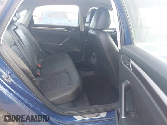 ✅ 2017 Volkswagen Passat R-Line • VIN: 1VWDT7A39HC033595 • Lot: 43106667. Wystawiony na IAAI z przebiegiem 130 845 mil. Bezpłatny archiwum sprzedaży aukcyjnych z USA i szczegółowy raport historii pojazdu na DreamBid. Zdjęcie 8.