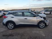 ✅ 2020 Nissan Kicks S • VIN: 3N1CP5BV3LL526504 • Lot: 43503228. Wystawiony na IAAI z przebiegiem 56 359 mil. Bezpłatny archiwum sprzedaży aukcyjnych z USA i szczegółowy raport historii pojazdu na DreamBid. Zdjęcie 13.