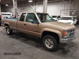 ✅ 1996 Chevrolet Silverado 2500 • VIN: 1GCGK29R3TE257960 • Лот: 43910139. Опубликован ранее на IAAI с пробегом 211 354 миль. Бесплатный доступ к архиву аукционных продаж из США и подробный отчёт об истории автомобиля на DreamBid. Изображение 1.