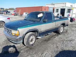 1993 Dodge Dakota S z VIN 1B7FL26X8PS234273, wystawiony jako IAAI lot #41874966 z przebiegiem 195 048 mil mil oraz . Historia ofert i sprzedaży dostępna na DreamBid. Obrazek 2.