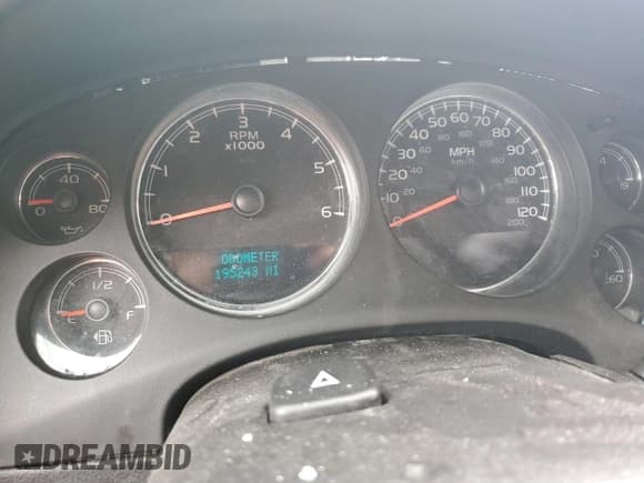 ✅ 2010 Chevrolet Silverado 1500 • VIN: 1GCSKTE27AZ136251 • Lot: 70200014. Wystawiony na Copart z przebiegiem 195 243 mil. Bezpłatny archiwum sprzedaży aukcyjnych z USA i szczegółowy raport historii pojazdu na DreamBid. Zdjęcie 9.