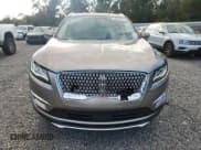 ✅ 2019 Lincoln MKC Select • VIN: 5LMCJ2C97KUL31954 • Лот: 82516875. Опубликован ранее на Copart с пробегом 40 988 миль. Бесплатный доступ к архиву аукционных продаж из США и подробный отчёт об истории автомобиля на DreamBid. Изображение 5.