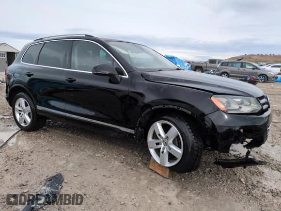 ✅ 2013 Volkswagen Touareg Exec • VIN: WVGEF9BP3DD001656 • Lot: 49436605. Listed on Copart with 186,277 mi. Free auction sales archive from the USA and detailed vehicle history report at DreamBid. Image 4.