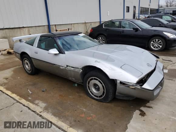 1985 Chevrolet Corvette z VIN 1G1YY0789F5106636, wystawiony jako Copart lot #86161924 z przebiegiem 105 024 mil mil oraz Szkoda całkowita • Salvage title. Historia ofert i sprzedaży dostępna na DreamBid. Obrazek 4.