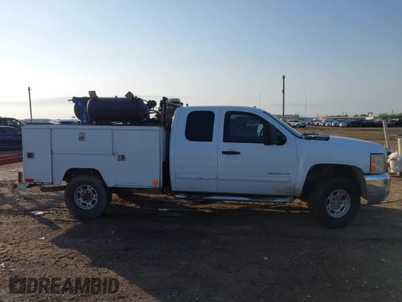 ✅ 2010 Chevrolet Silverado 2500HD LT • VIN: 1GC5KXBG8AZ235942 • Lot: 43633642. Wystawiony na IAAI z przebiegiem 232 633 mil. Bezpłatny archiwum sprzedaży aukcyjnych z USA i szczegółowy raport historii pojazdu na DreamBid. Zdjęcie 13.