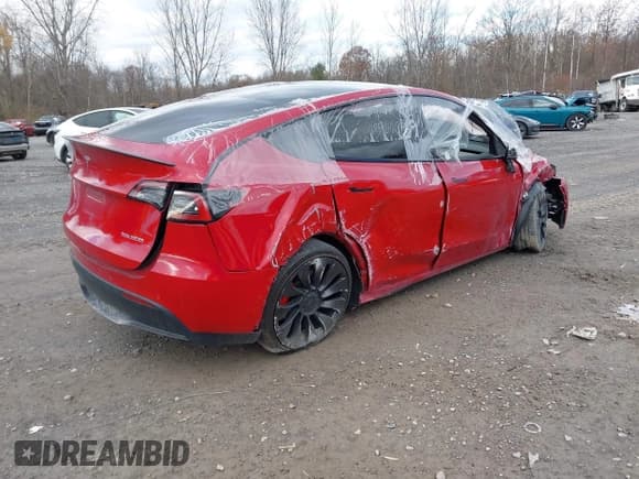 ✅ 2022 Tesla Model Y Performance • VIN: 7SAYGDEF6NF379665 • Lot: 43461107. Wystawiony na IAAI z przebiegiem 31 393 mil. Bezpłatny archiwum sprzedaży aukcyjnych z USA i szczegółowy raport historii pojazdu na DreamBid. Zdjęcie 4.
