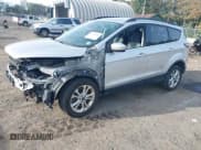 ✅ 2018 Ford Escape SE • VIN: 1FMCU9GD9JUC43682 • Lot: 43235480. Wystawiony na IAAI z przebiegiem 118 432 mil. Bezpłatny archiwum sprzedaży aukcyjnych z USA i szczegółowy raport historii pojazdu na DreamBid. Zdjęcie 17.