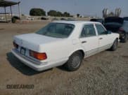 ✅ 1990 Mercedes-Benz 300 SE • VIN: WDBCA24D3LA517177 • Lot: 67455045. Wystawiony na Copart z przebiegiem 135 349 mil. Bezpłatny archiwum sprzedaży aukcyjnych z USA i szczegółowy raport historii pojazdu na DreamBid. Zdjęcie 3.