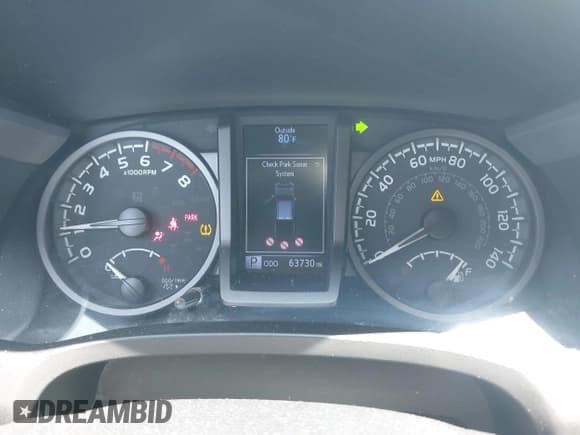 ✅ 2020 Toyota Tacoma SR5 • VIN: 3TMAZ5CN5LM116102 • Lot: 42755324. Wystawiony na IAAI z przebiegiem 63 730 mil. Bezpłatny archiwum sprzedaży aukcyjnych z USA i szczegółowy raport historii pojazdu na DreamBid. Zdjęcie 7.