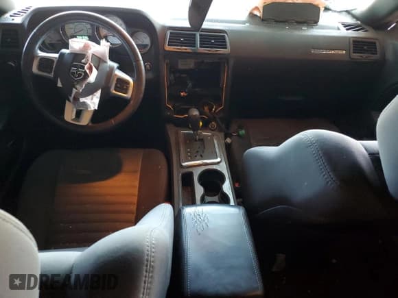 ✅ 2014 Dodge Challenger SXT • VIN: 2C3CDYAG4EH195569 • Lot: 75325134. Wystawiony na Copart z przebiegiem Nie podano. Bezpłatny archiwum sprzedaży aukcyjnych z USA i szczegółowy raport historii pojazdu na DreamBid. Zdjęcie 8.