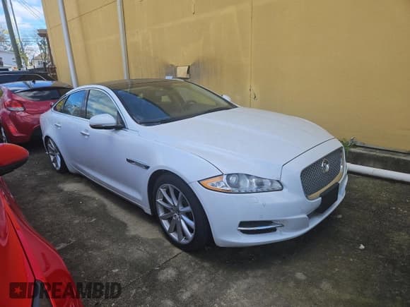 ✅ 2013 Jaguar XJ • VIN: SAJWJ1CD7D8V49599 • Lot: 82354574. Listed on Copart with 133,163 mi. Free auction sales archive from the USA and detailed vehicle history report at DreamBid. Image 1.