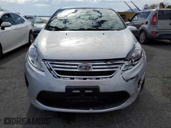 ✅ 2013 Ford Fiesta SE • VIN: 3FADP4BJ2DM137007 • Lot: 82322775. Wystawiony na Copart z przebiegiem 21 123 mil. Bezpłatny archiwum sprzedaży aukcyjnych z USA i szczegółowy raport historii pojazdu na DreamBid. Zdjęcie 5.