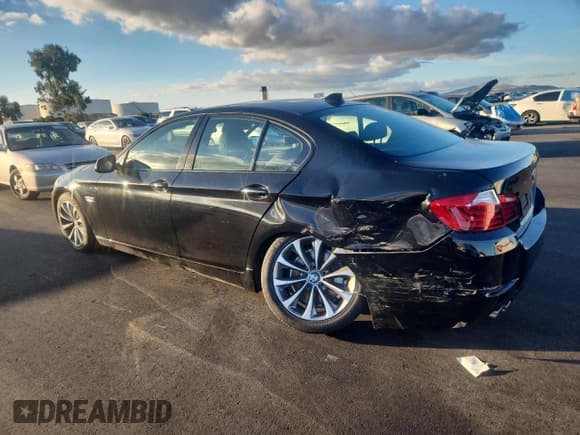 ✅ 2015 BMW 5 Series 528i • VIN: WBA5A5C51FD514364 • Lot: 92121015. Wystawiony na Copart z przebiegiem 89 300 mil. Bezpłatny archiwum sprzedaży aukcyjnych z USA i szczegółowy raport historii pojazdu na DreamBid. Zdjęcie 2.