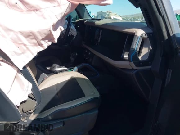 ✅ 2021 Ford Bronco • VIN: 1FMDE5CP3MLB06340 • Lot: 41681167. Wystawiony na IAAI z przebiegiem 28 520 mil. Bezpłatny archiwum sprzedaży aukcyjnych z USA i szczegółowy raport historii pojazdu na DreamBid. Zdjęcie 5.