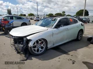 ✅ 2018 Alfa Romeo Giulia Ti Sport • VIN: ZARFAECN3J7581262 • Lot: 82652965. Wystawiony na Copart z przebiegiem Nie podano. Bezpłatny archiwum sprzedaży aukcyjnych z USA i szczegółowy raport historii pojazdu na DreamBid. Zdjęcie 1.